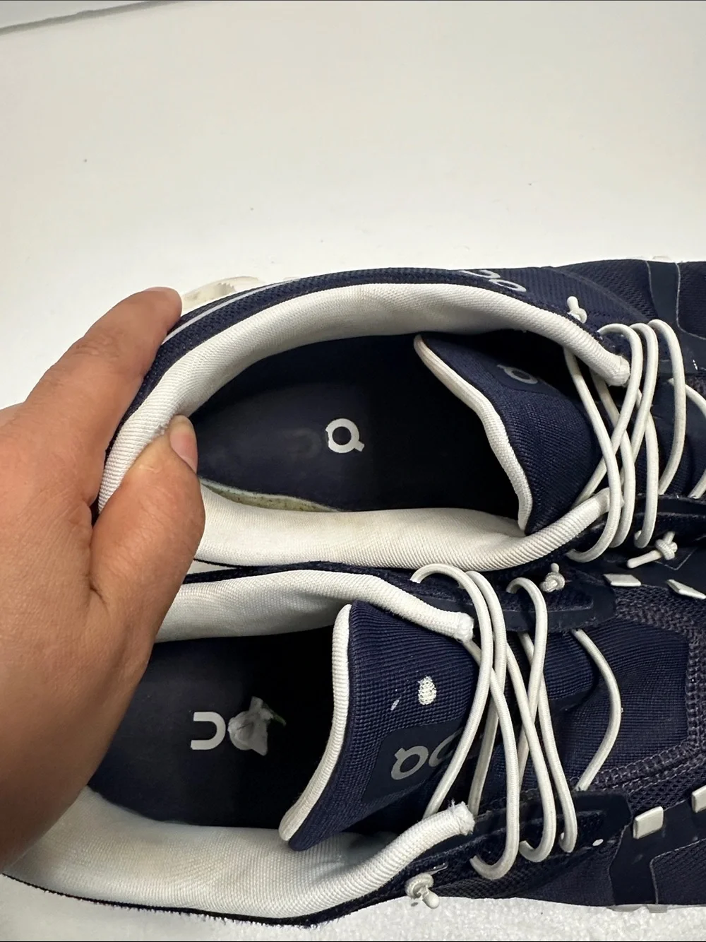 On Running Men’s Navy and White Athletic Sneakers size 11.5